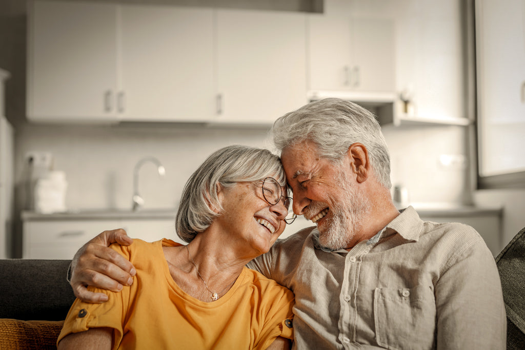 Älteres Paar lachend zu Hause