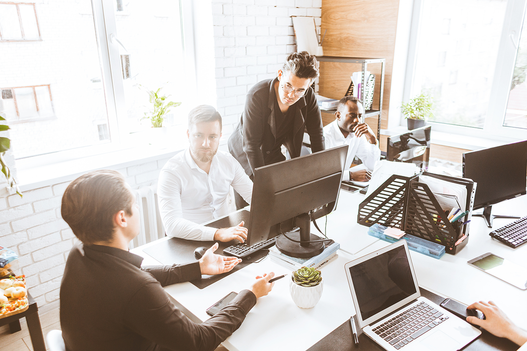 Mitarbeiter in einem Büro arbeiten zusammen